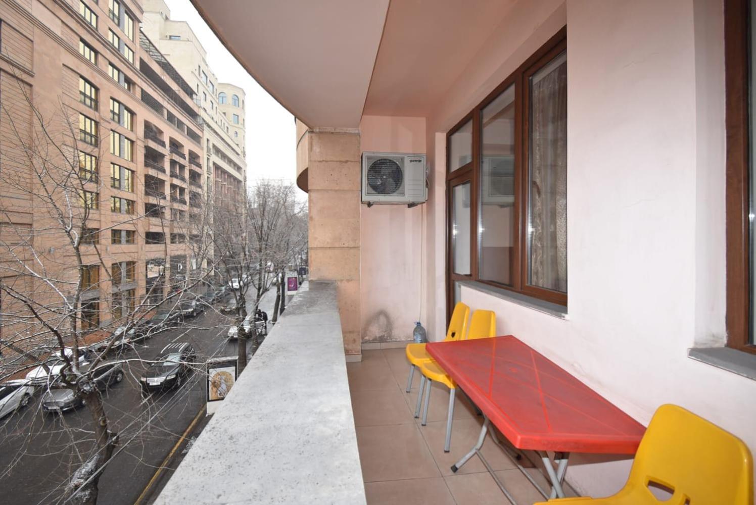 Armenak Apartment In Aram Str 耶烈万 外观 照片
